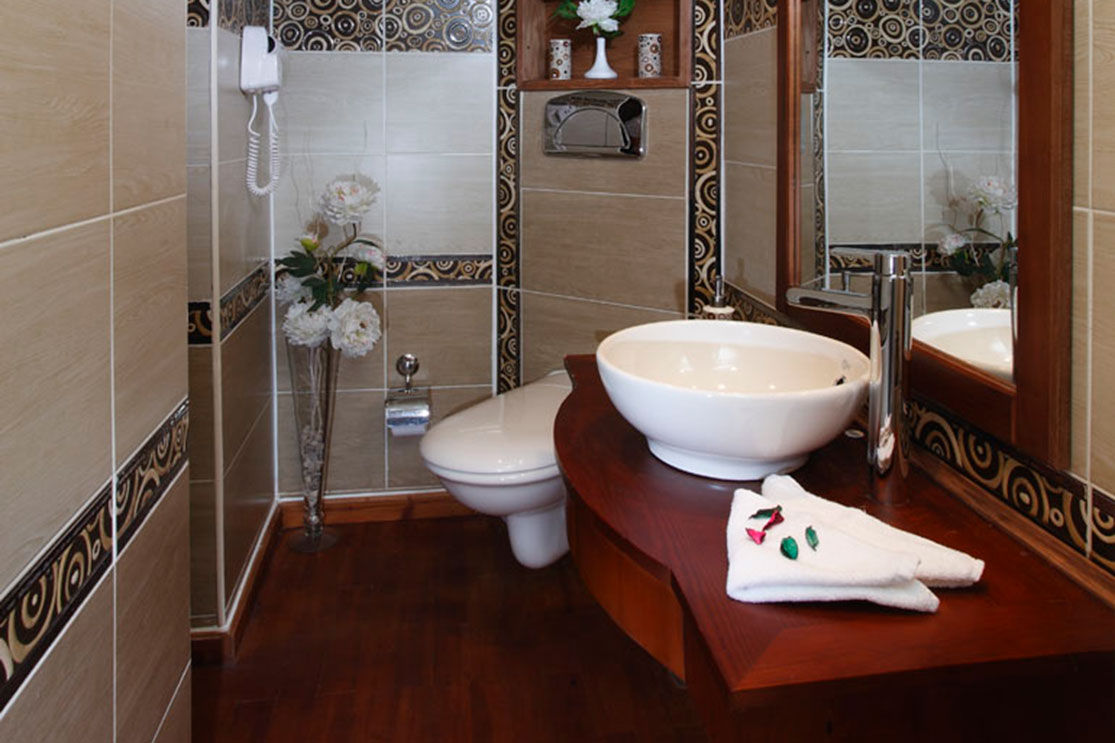 Merit Dahabiya I - En-suite Bathroom
