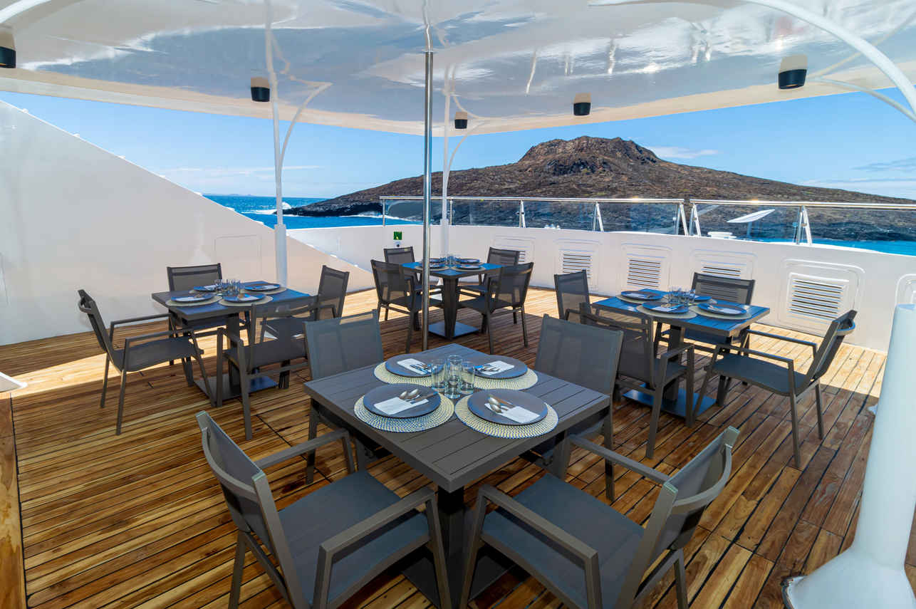 Abendessen im Freien - Grand Queen Beatriz - Galapagos