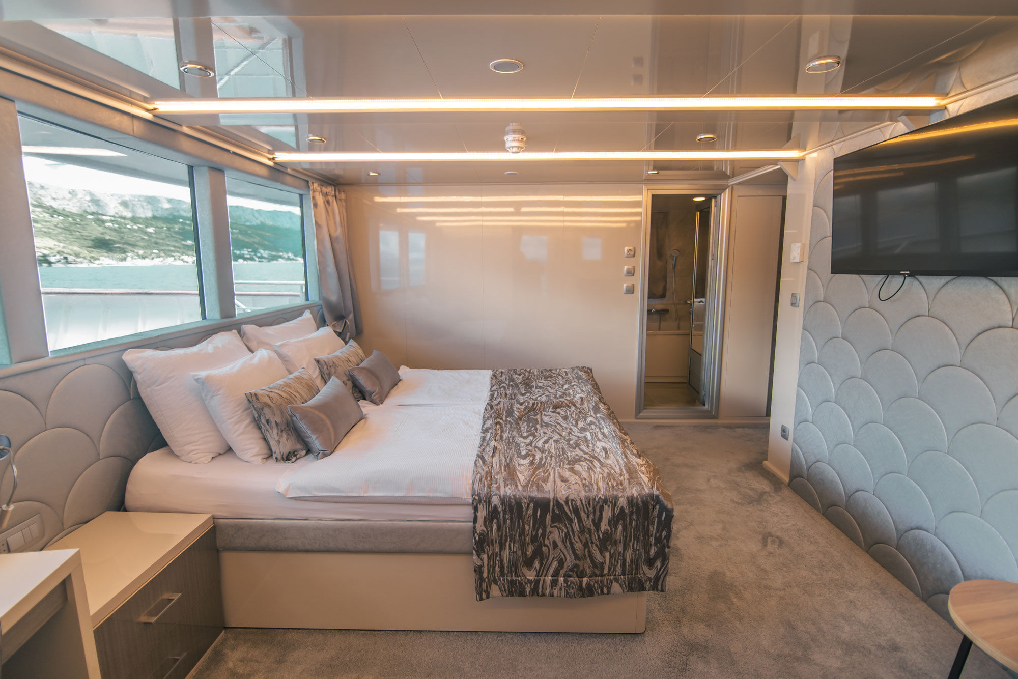 Main Deck Cabin - Roko