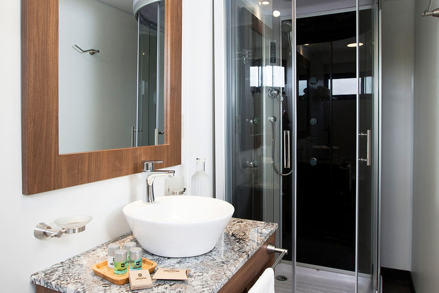 En-Suite bathrooms - Manatee Amazon Explorer