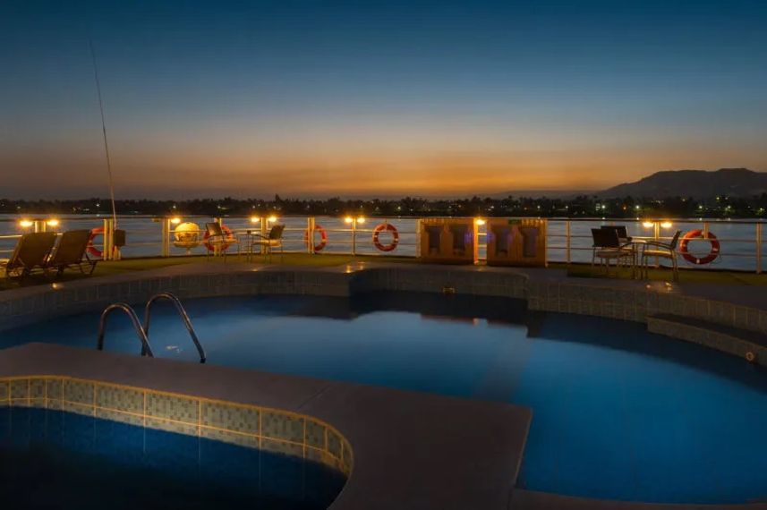 Swimming Pool - Steigenberger Royale