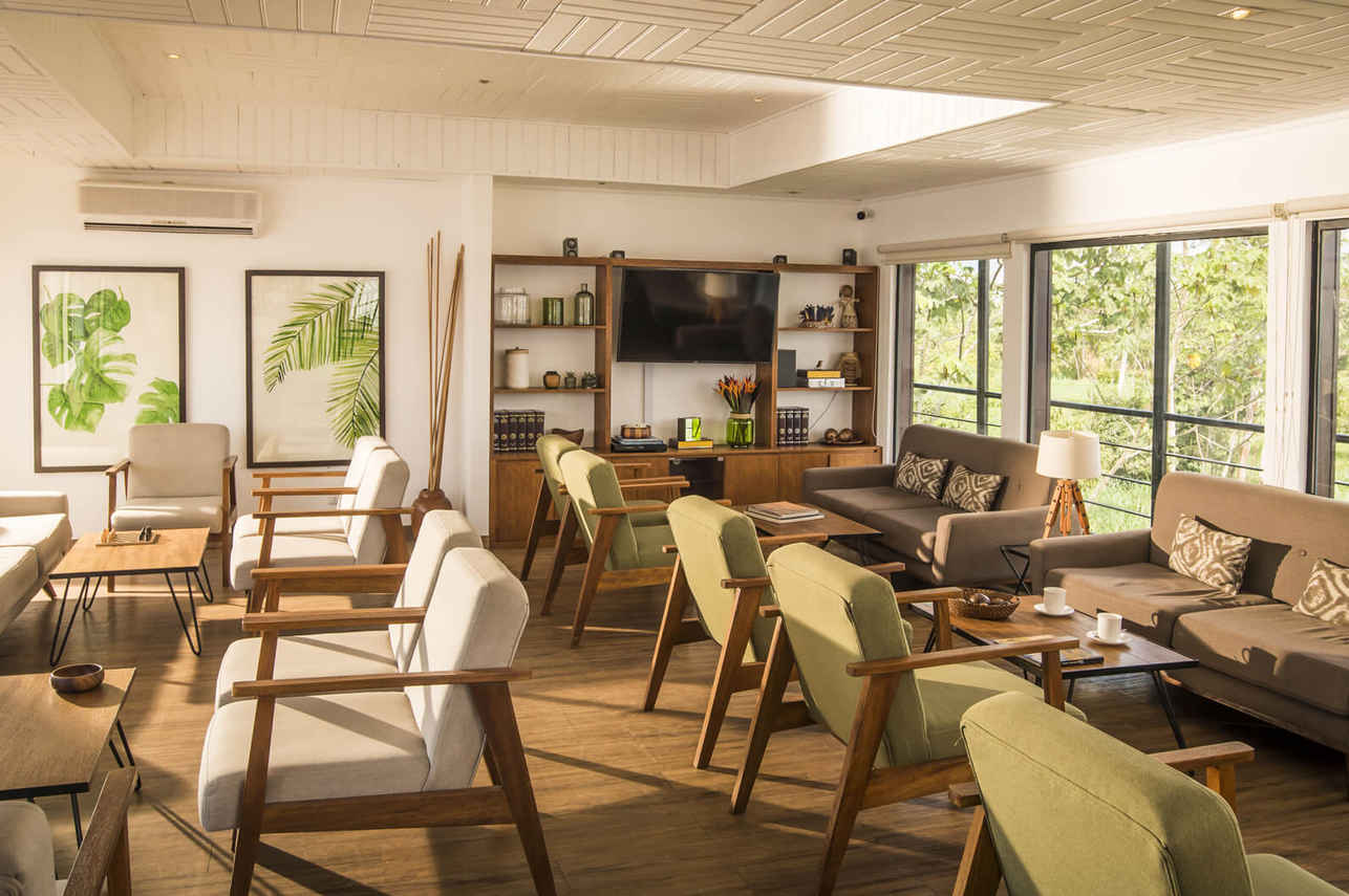 Indoor Saloon - La Perla
