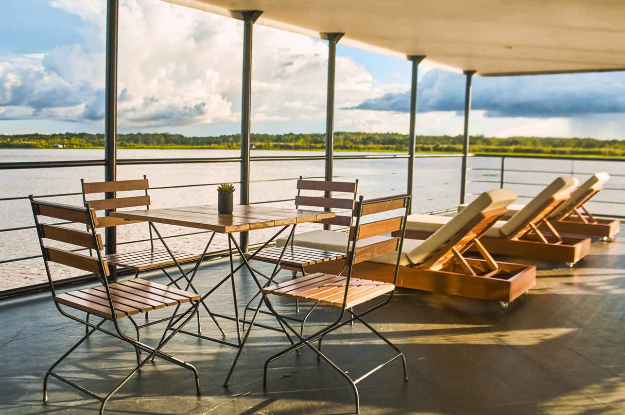 Outdoor Lounge - La Perla