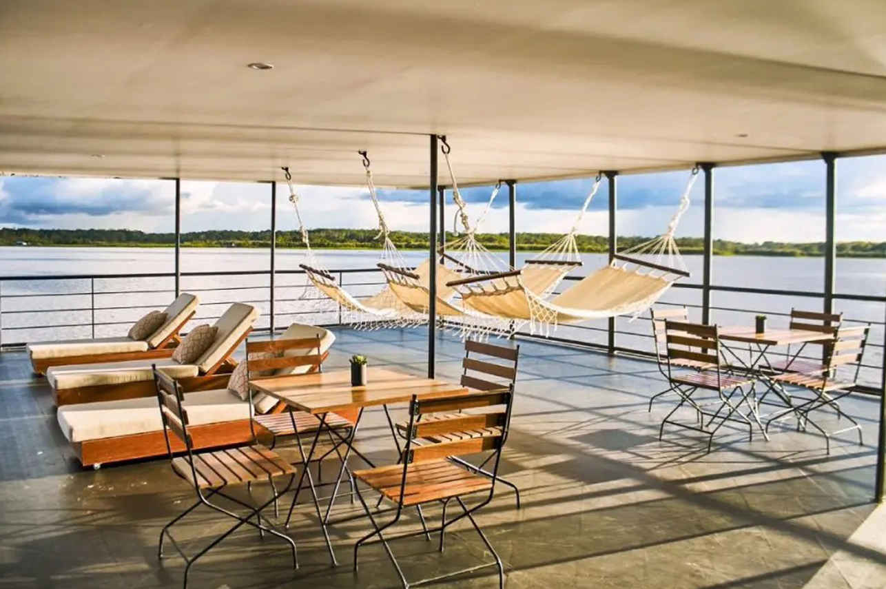 Outdoor Lounge - La Perla