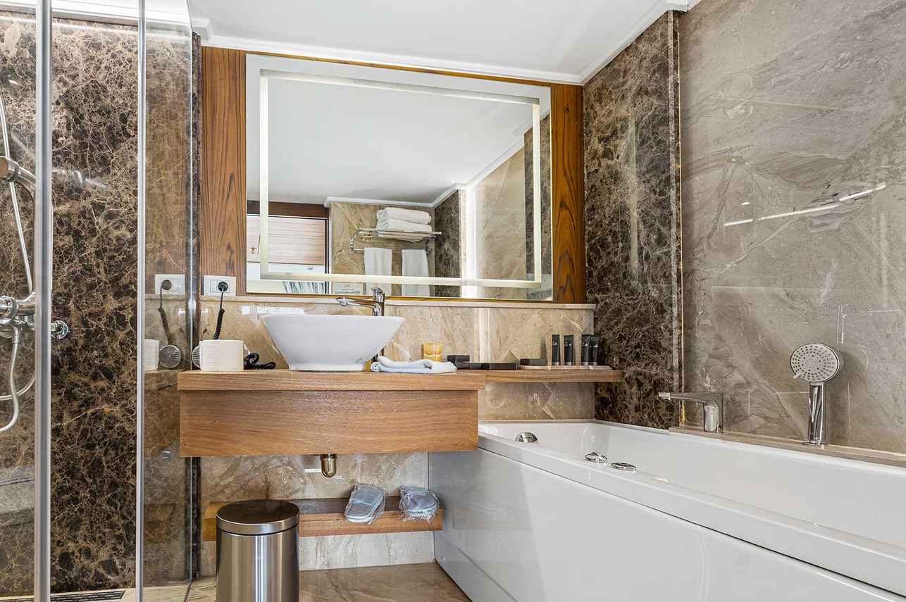 Executive Suite Bathroom - Nebu