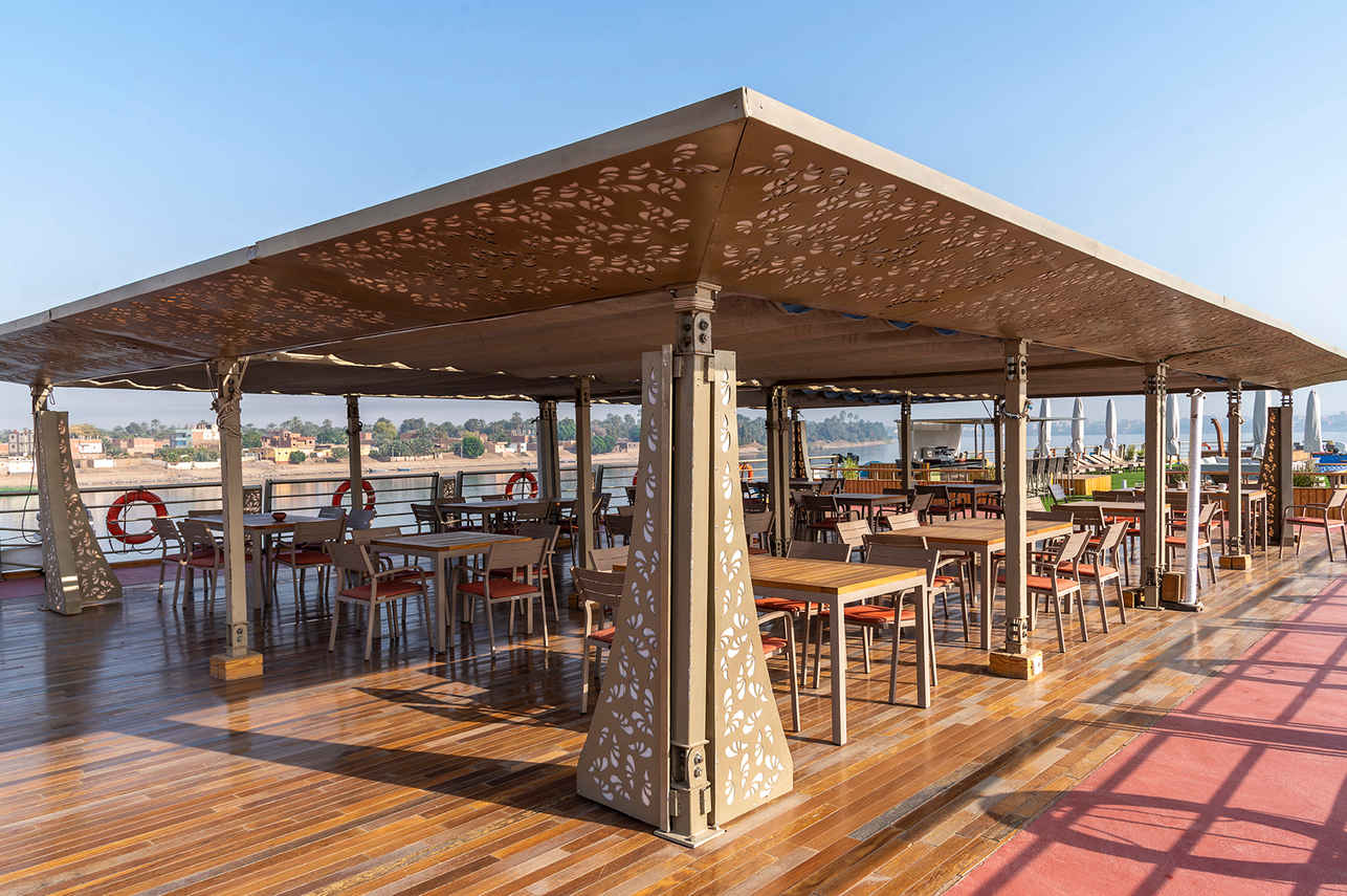 Outdoor Dining - Sonesta Sun Goddess