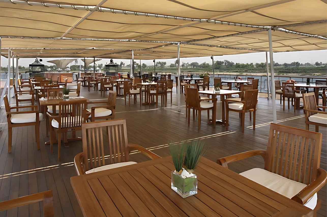 Outdoor Dining - Sonesta Star Goddess