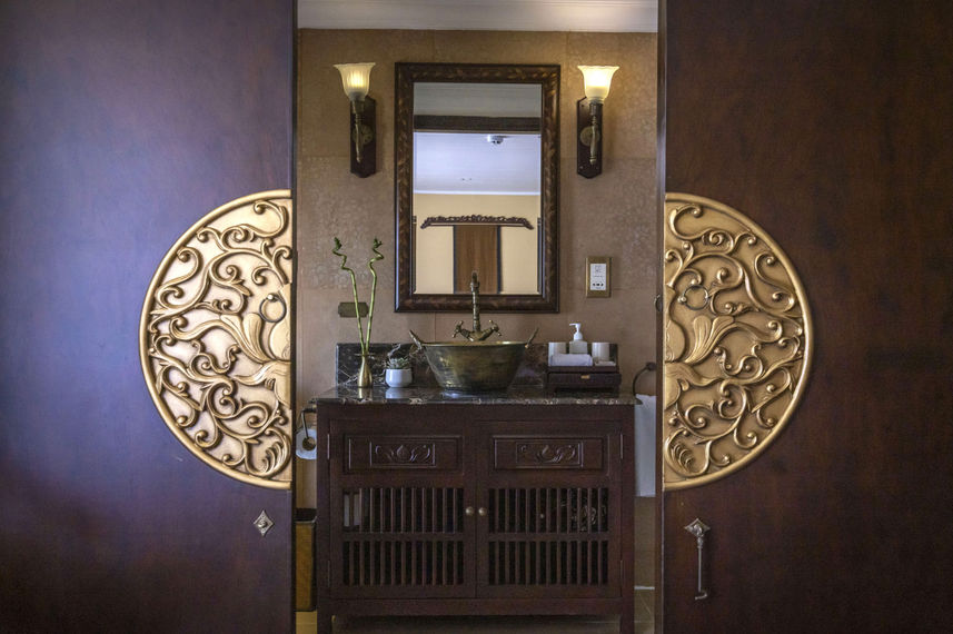 Deluxe Bathroom