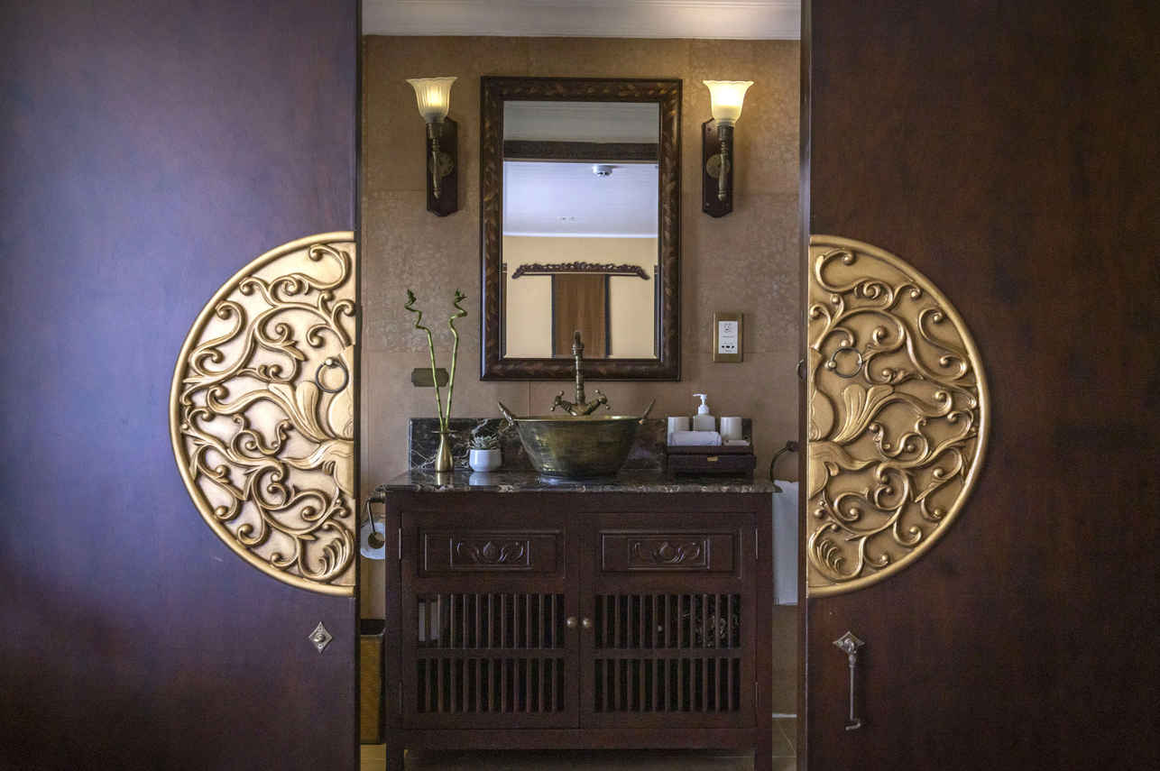 Deluxe Bathroom
