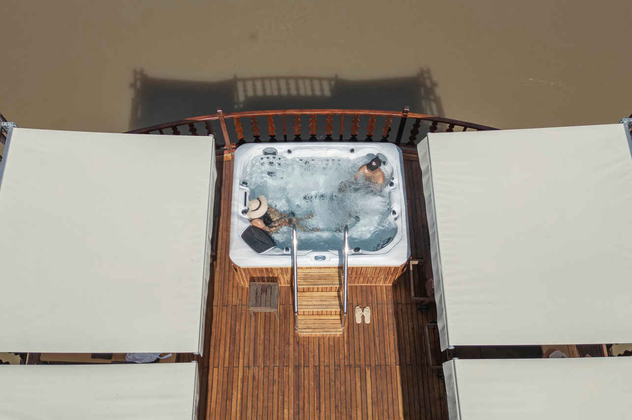 Hot Tub - Anouvong