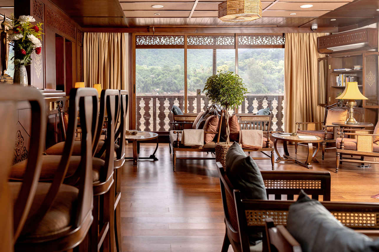 Indoor Saloon - Anouvong