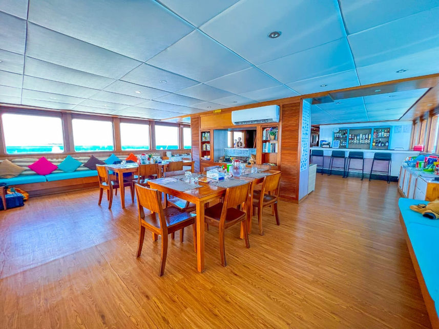 Dining Room - Divescape Cruiser