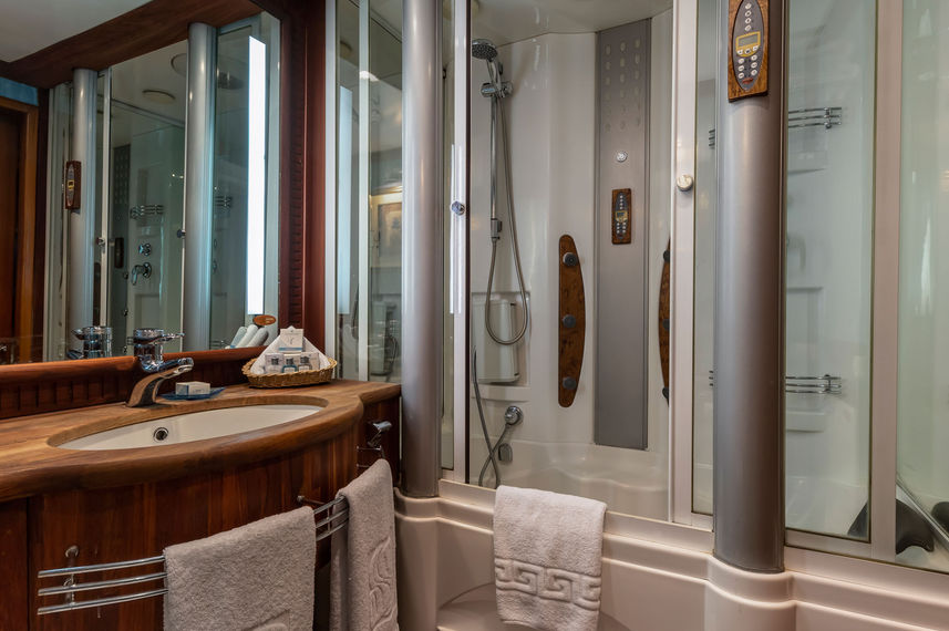 Deluxe Cabin Bathroom
