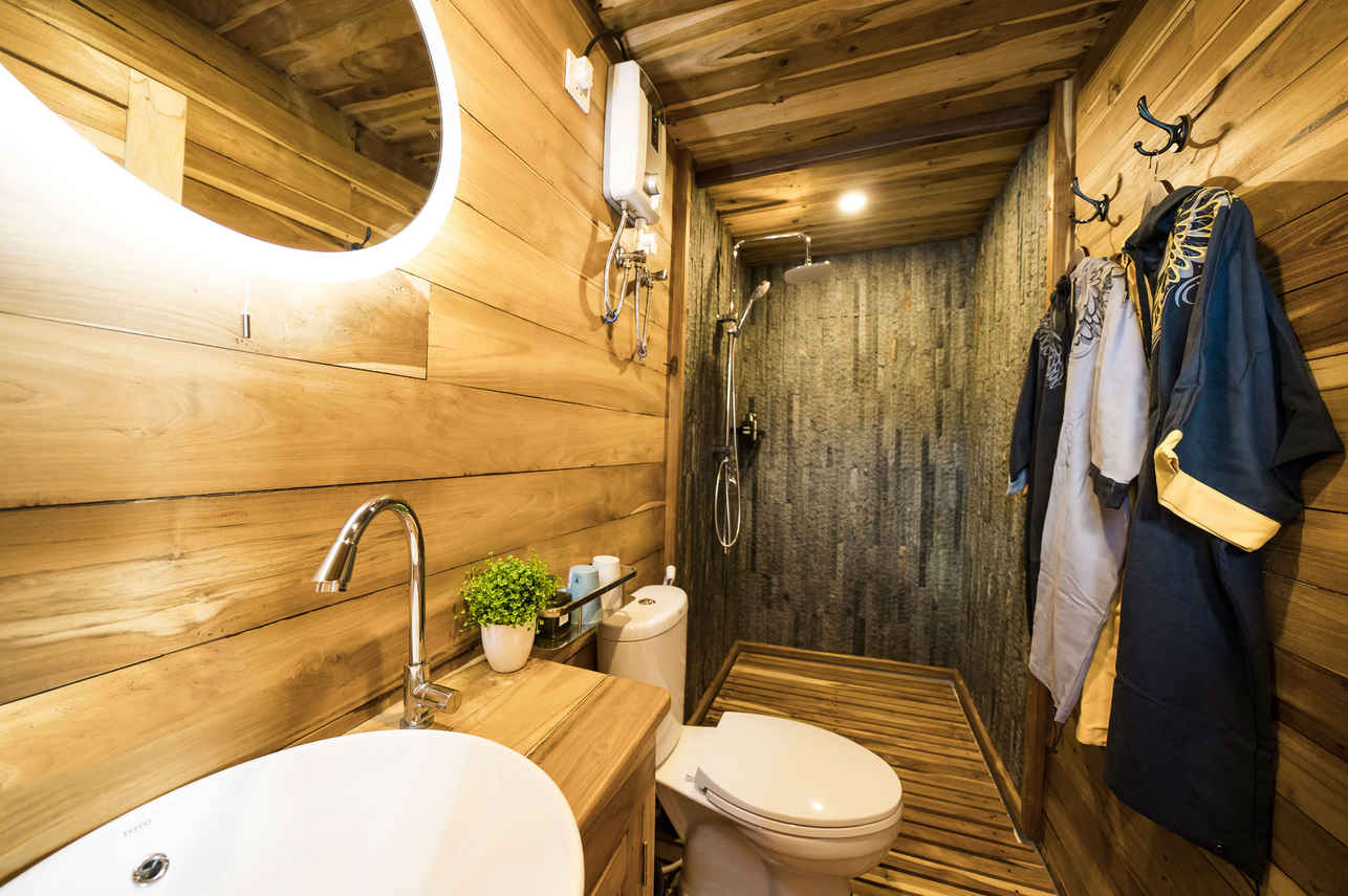En-Suite bathrooms - Komodo Aggressor
