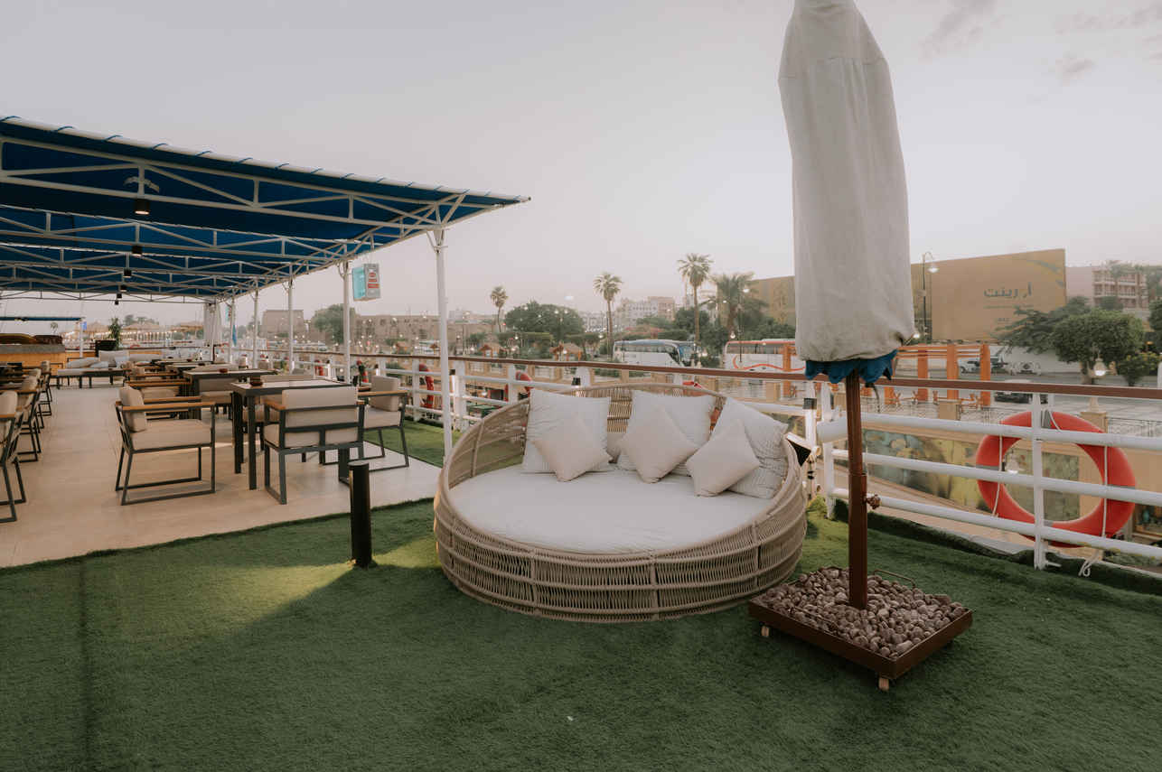 Salon exterior  - MS Alma