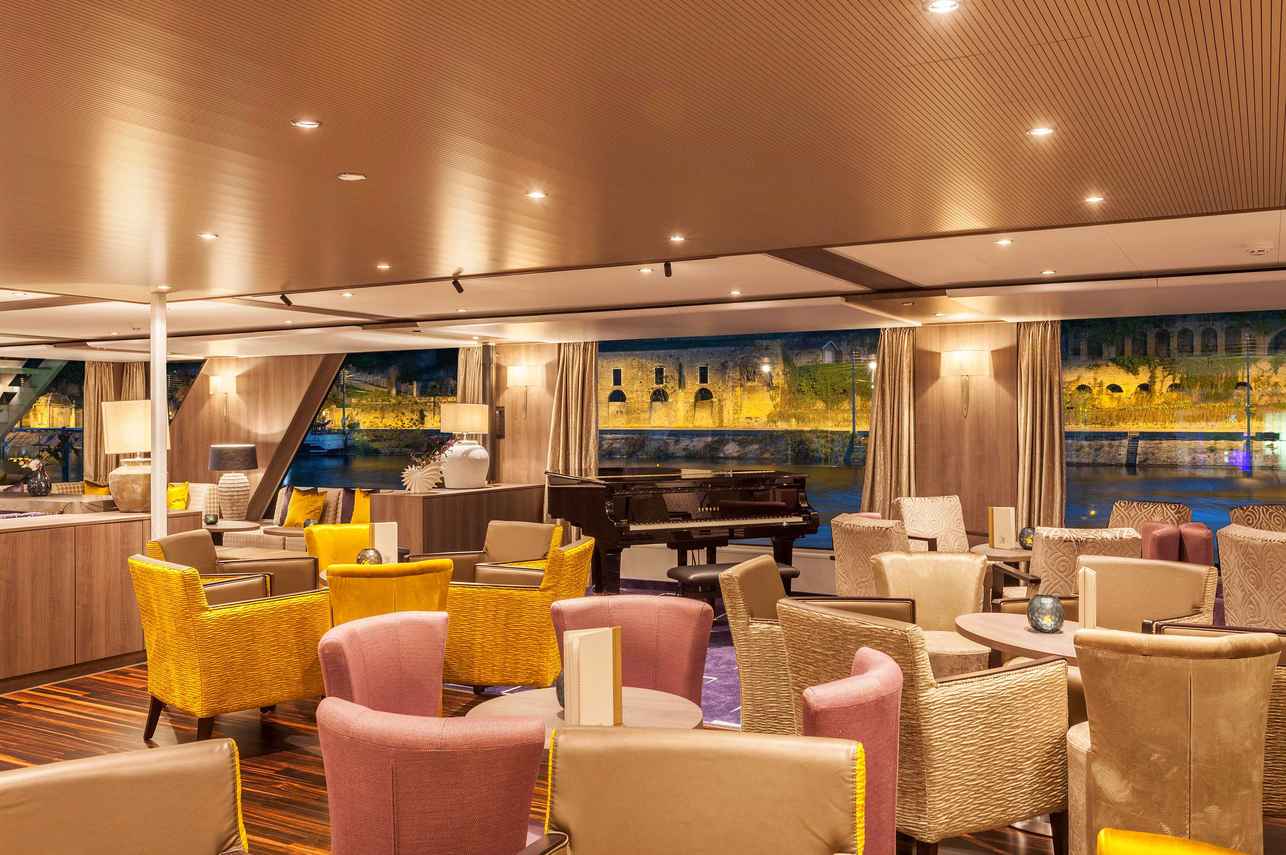 Indoor Saloon - Amadeus Provence