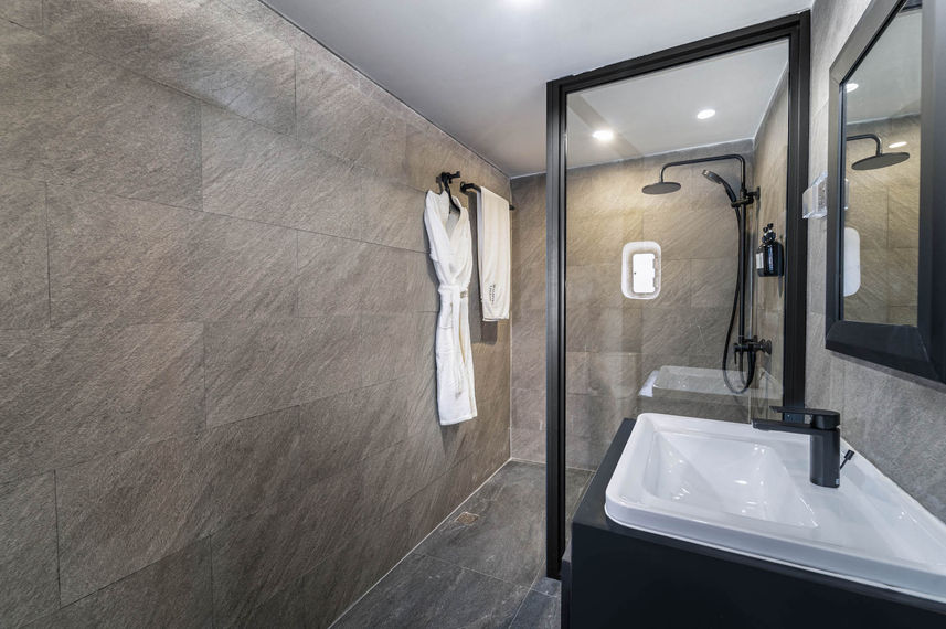 Junior Suite Bathroom