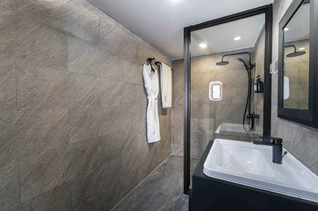 Junior Suite Bathroom