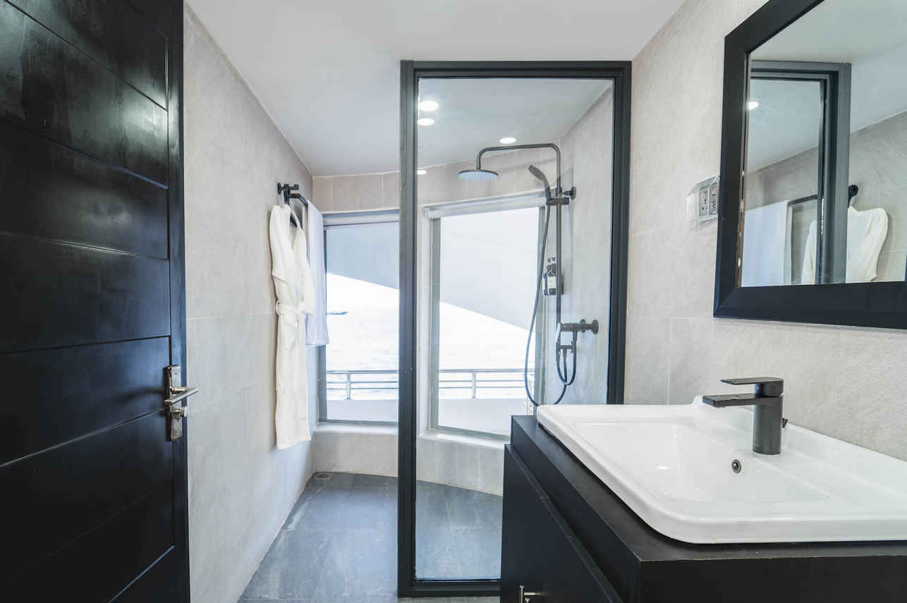 Seaview Suites Bathroom