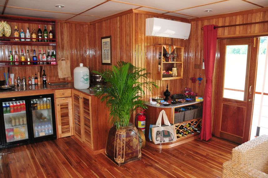Bar - RV Laos Pandaw