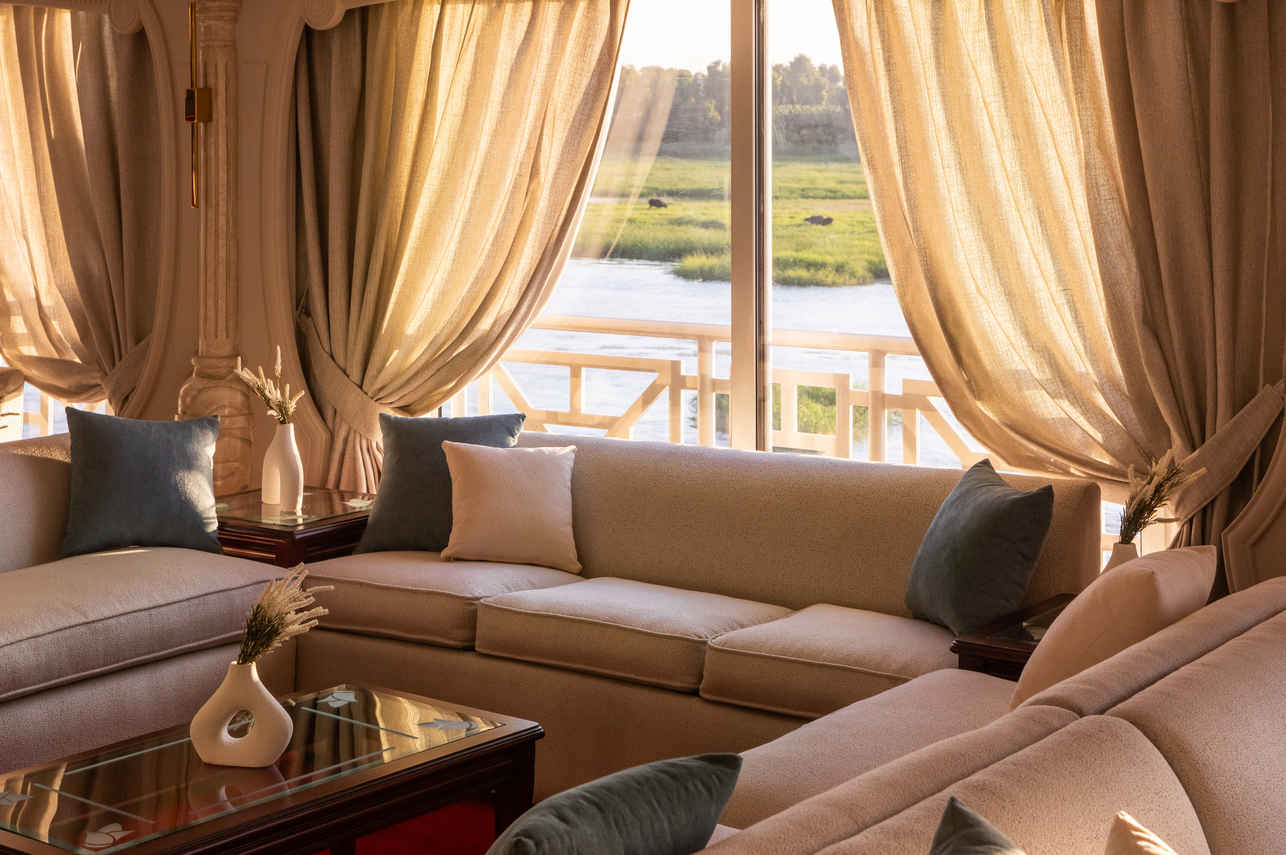 Bar and Lounge Area - Nile Crown II