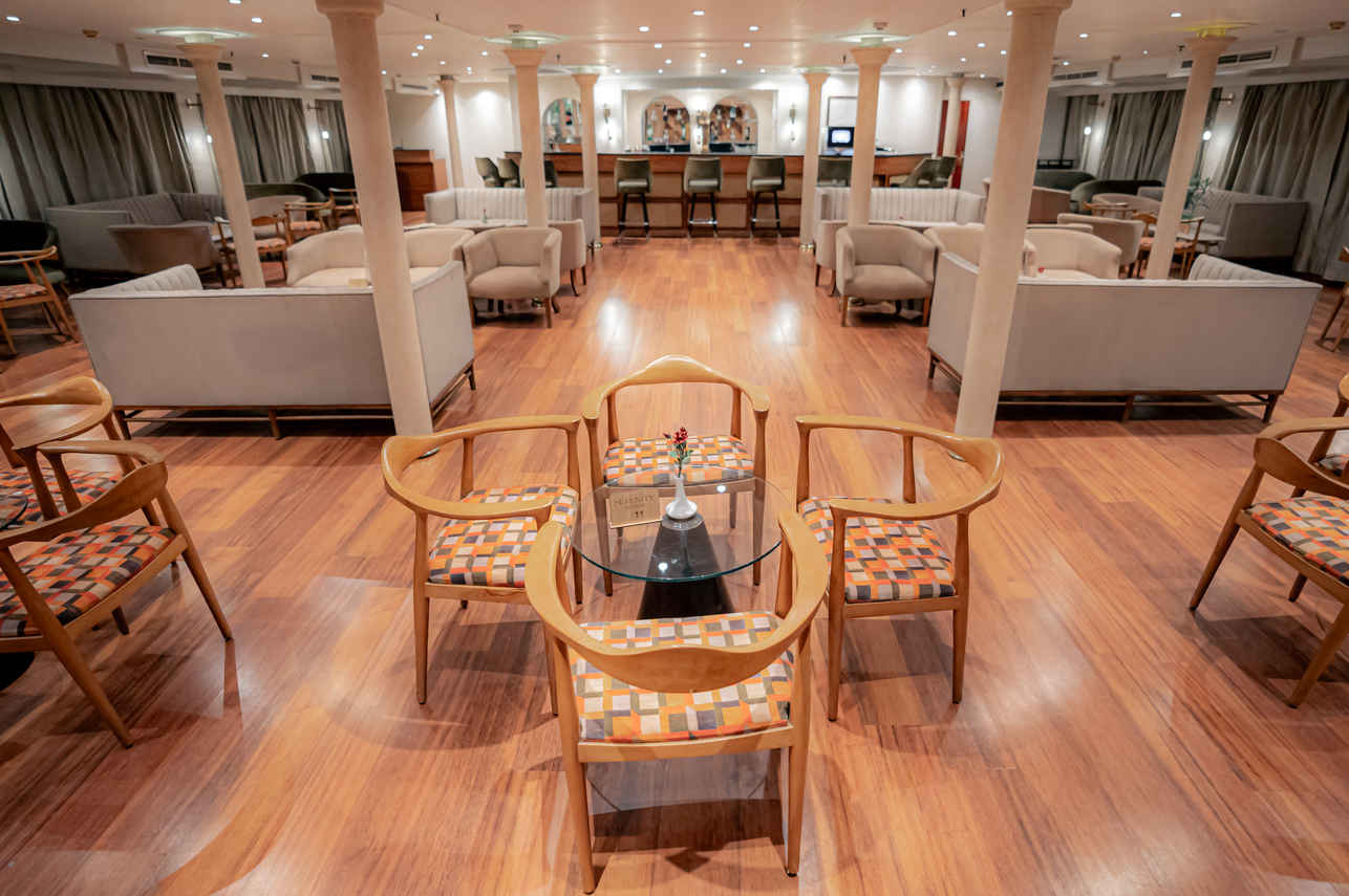 Bar and Lounge Area - Lady Carol