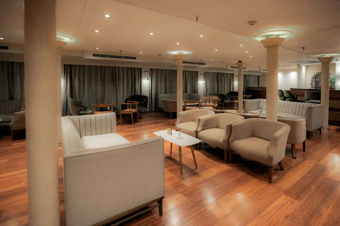 Bar and Lounge Area - Lady Carol