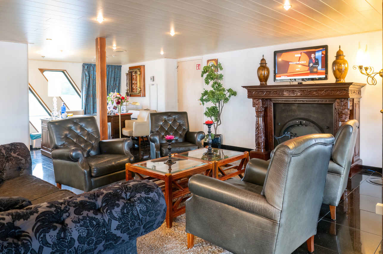 Salon interior - Crucevita