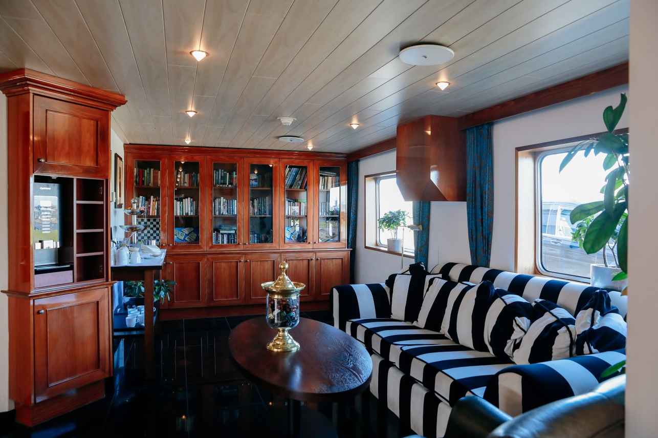 Salon interior - Crucevita