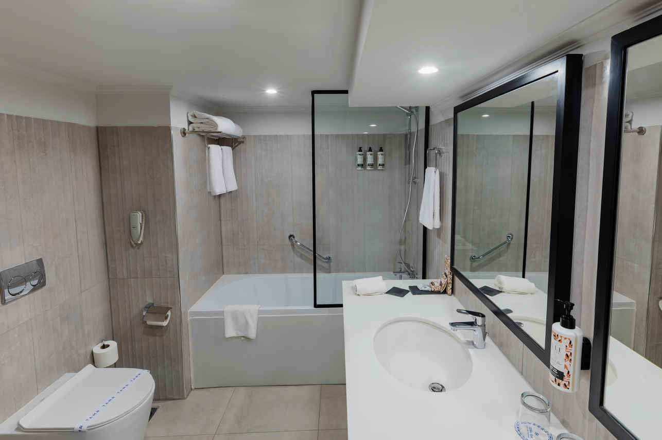 Deluxe Suite En-suite Bathroom
