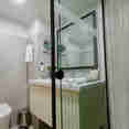 Deluxe Cabin En-suite Bathroom