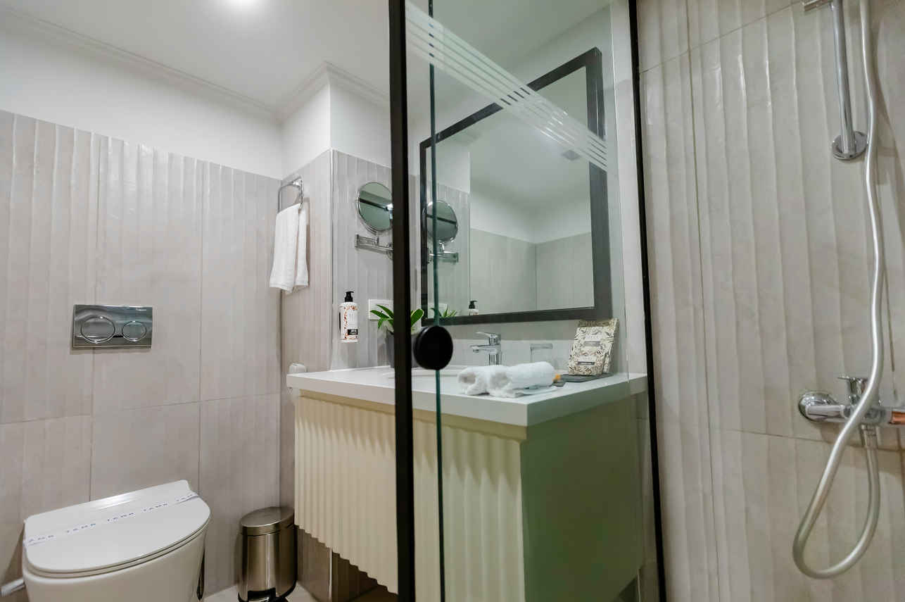 Deluxe Cabin En-suite Bathroom