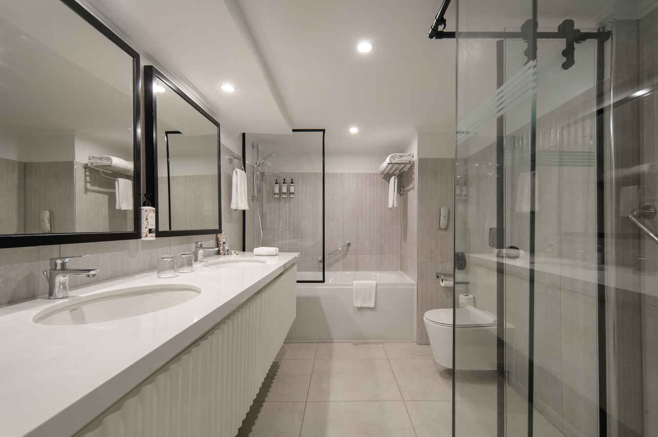 Family Suite En-suite Bathroom