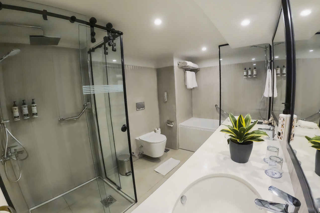 Family Suite En-suite Bathroom