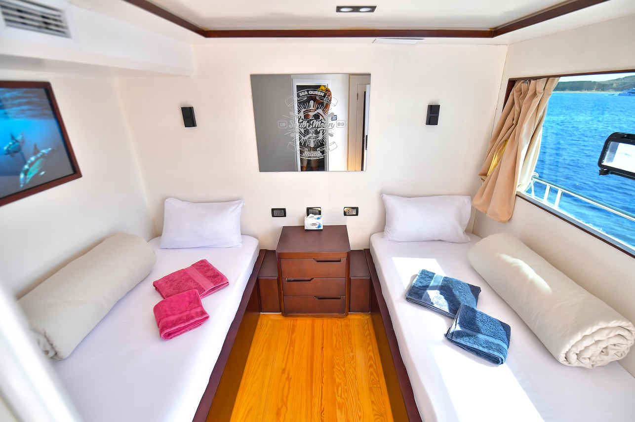 Upper Deck Cabin - South Moon 1