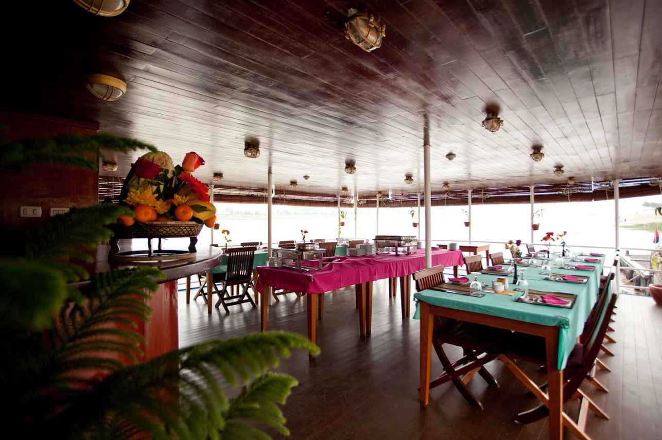 Outdoor Dining - Toum Tiou II