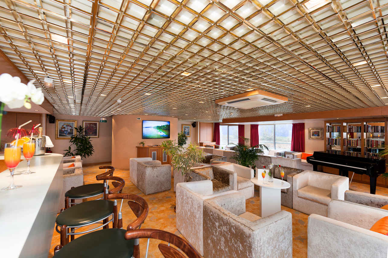 Bar and Lounge Area - MS Beethoven