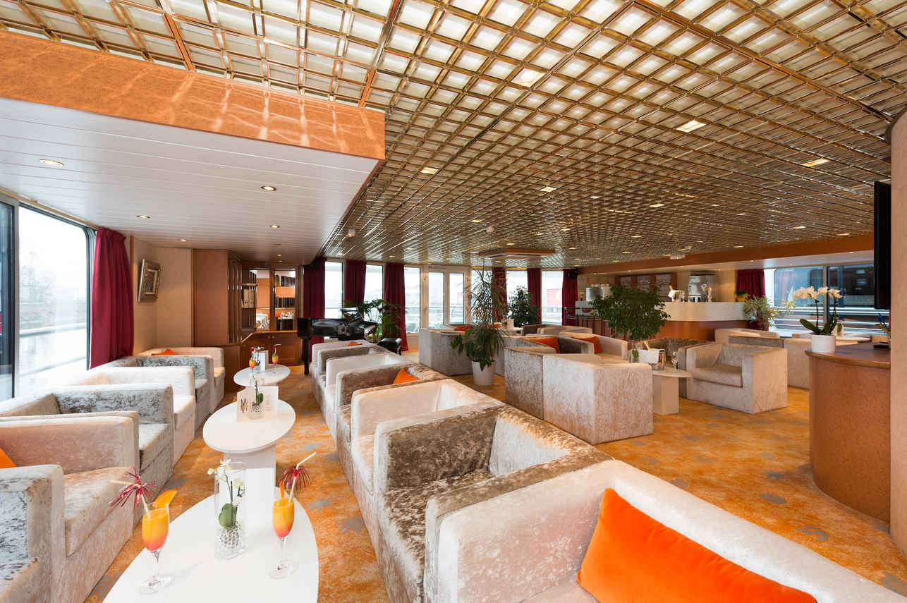 Bar and Lounge Area - MS Beethoven