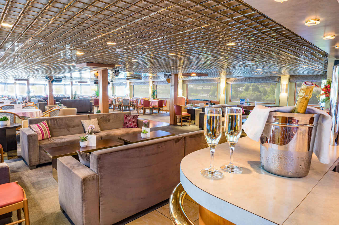 Bar and Lounge Area - MS Beethoven