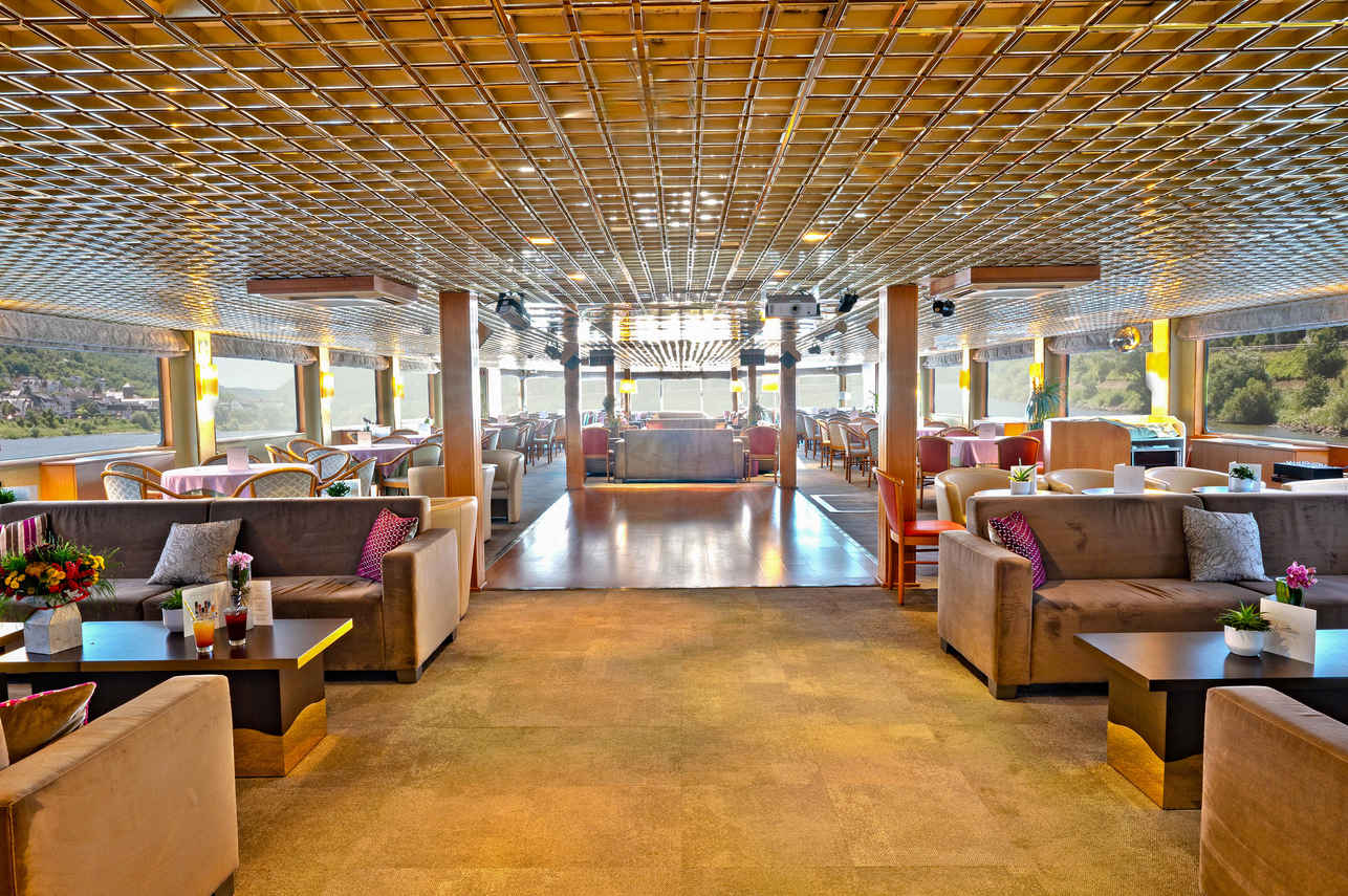 Bar and Lounge Area - MS Beethoven