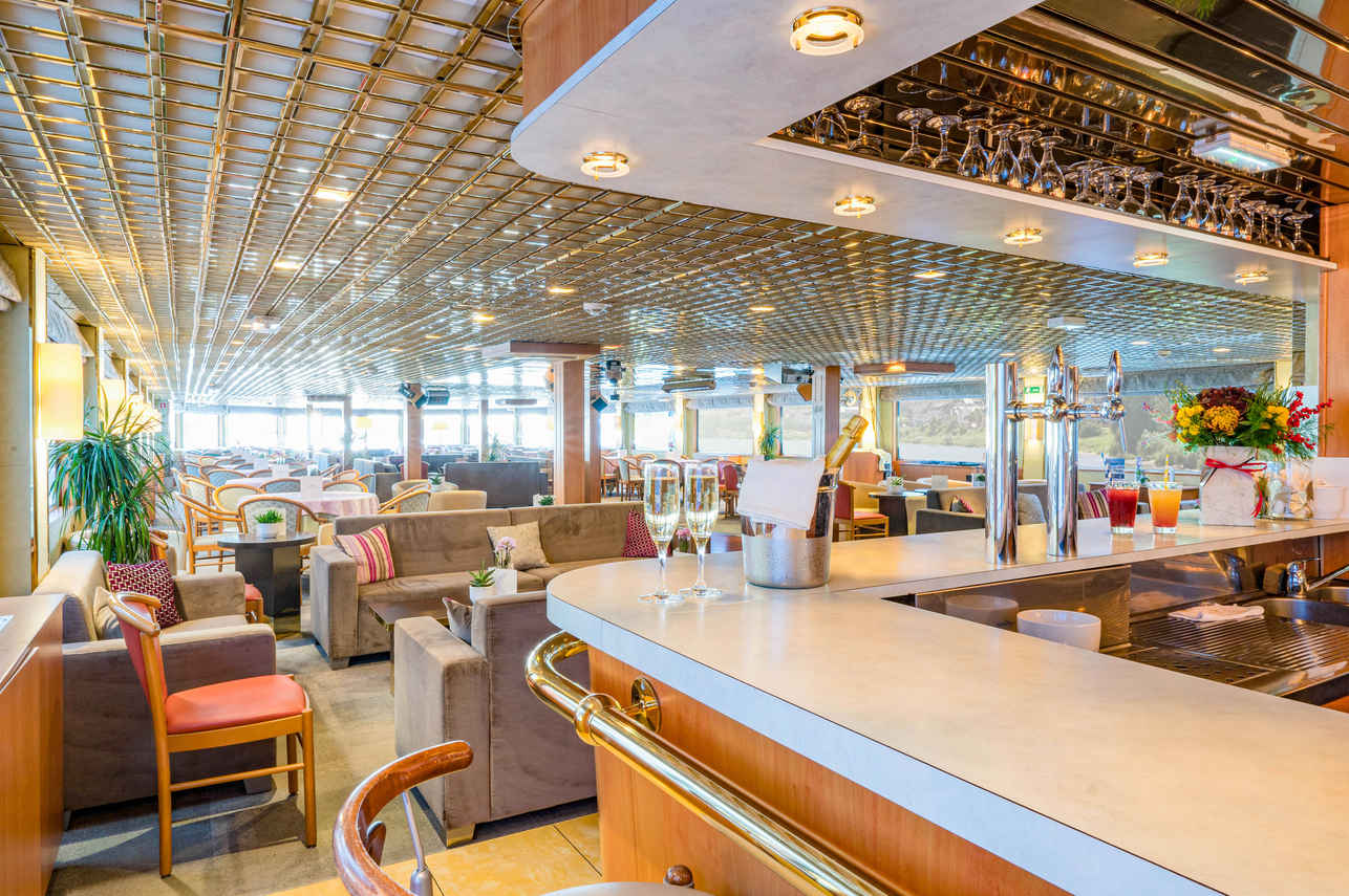 Bar and Lounge Area - MS Beethoven