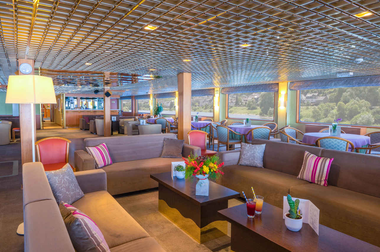 Bar and Lounge Area - MS Beethoven