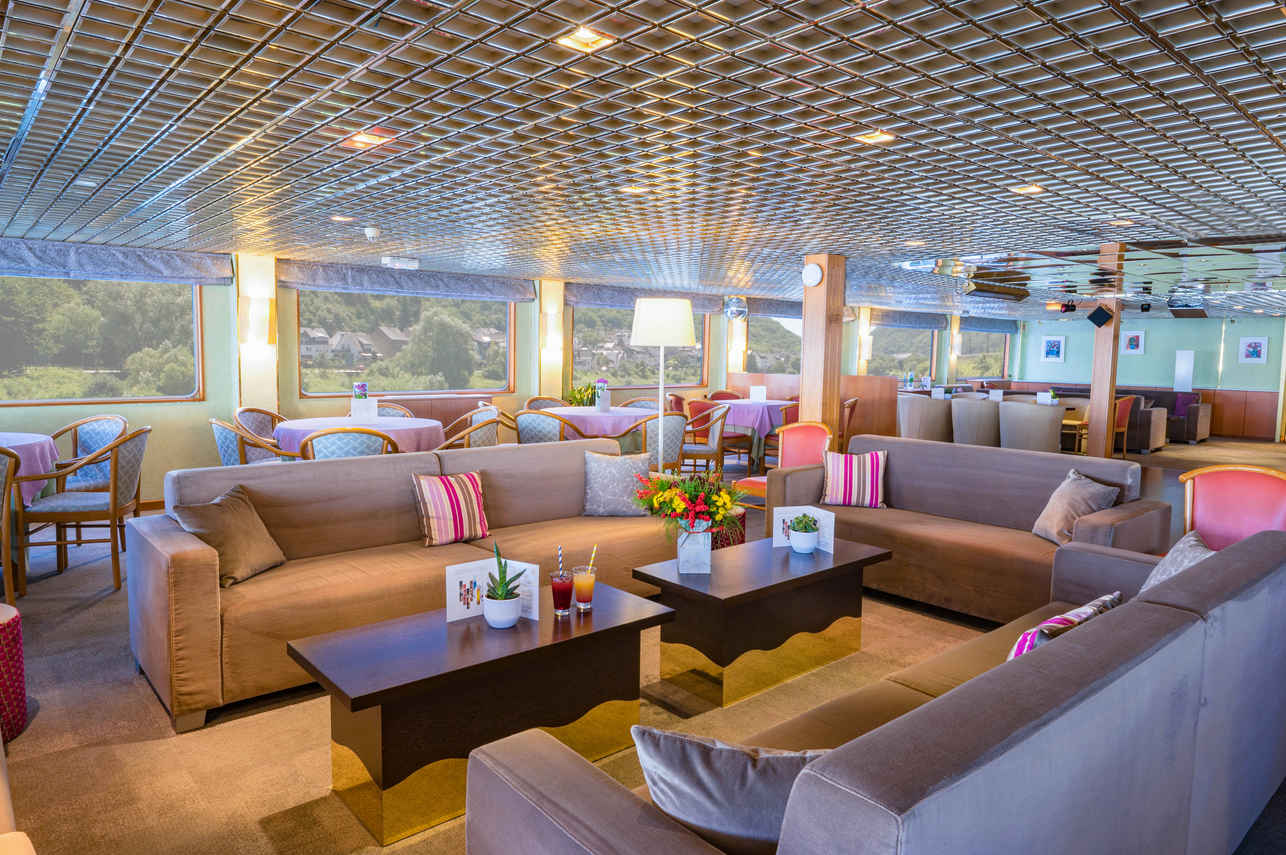 Bar and Lounge Area - MS Beethoven