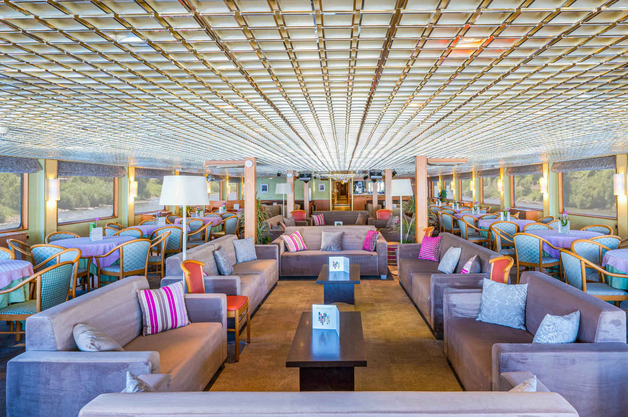 Bar and Lounge Area - MS Beethoven