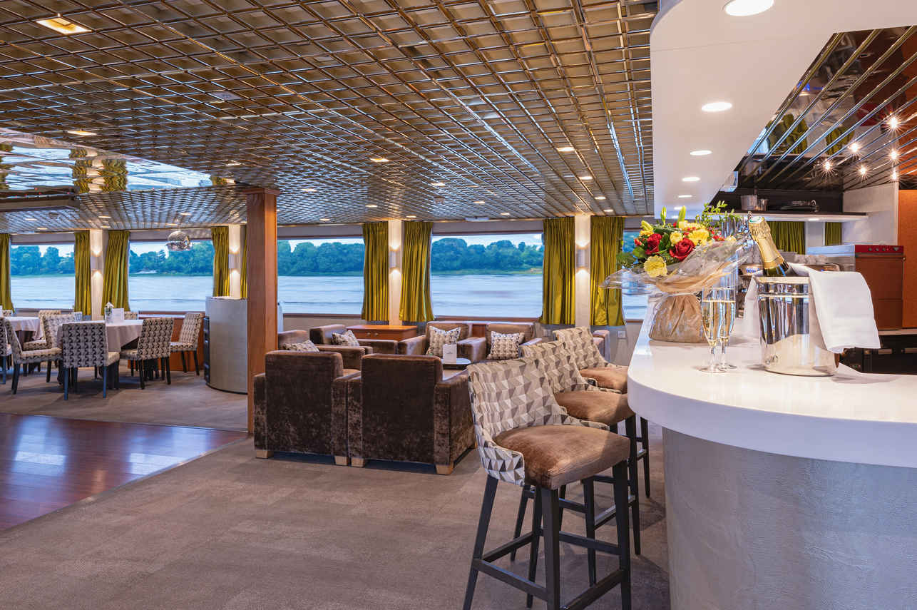 Bar and Lounge Area - MS France