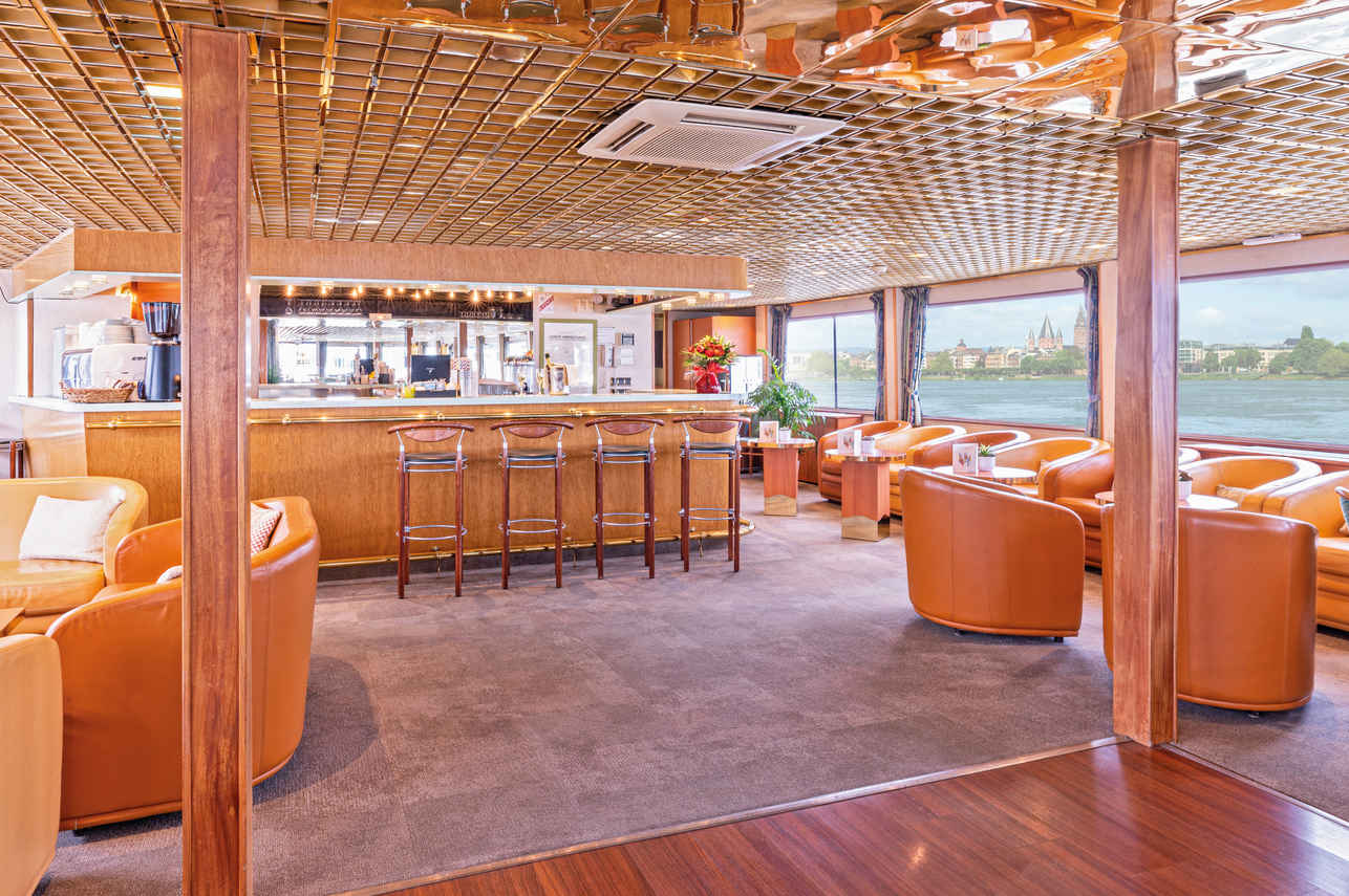 Bar and Lounge Area - MS Modigliani
