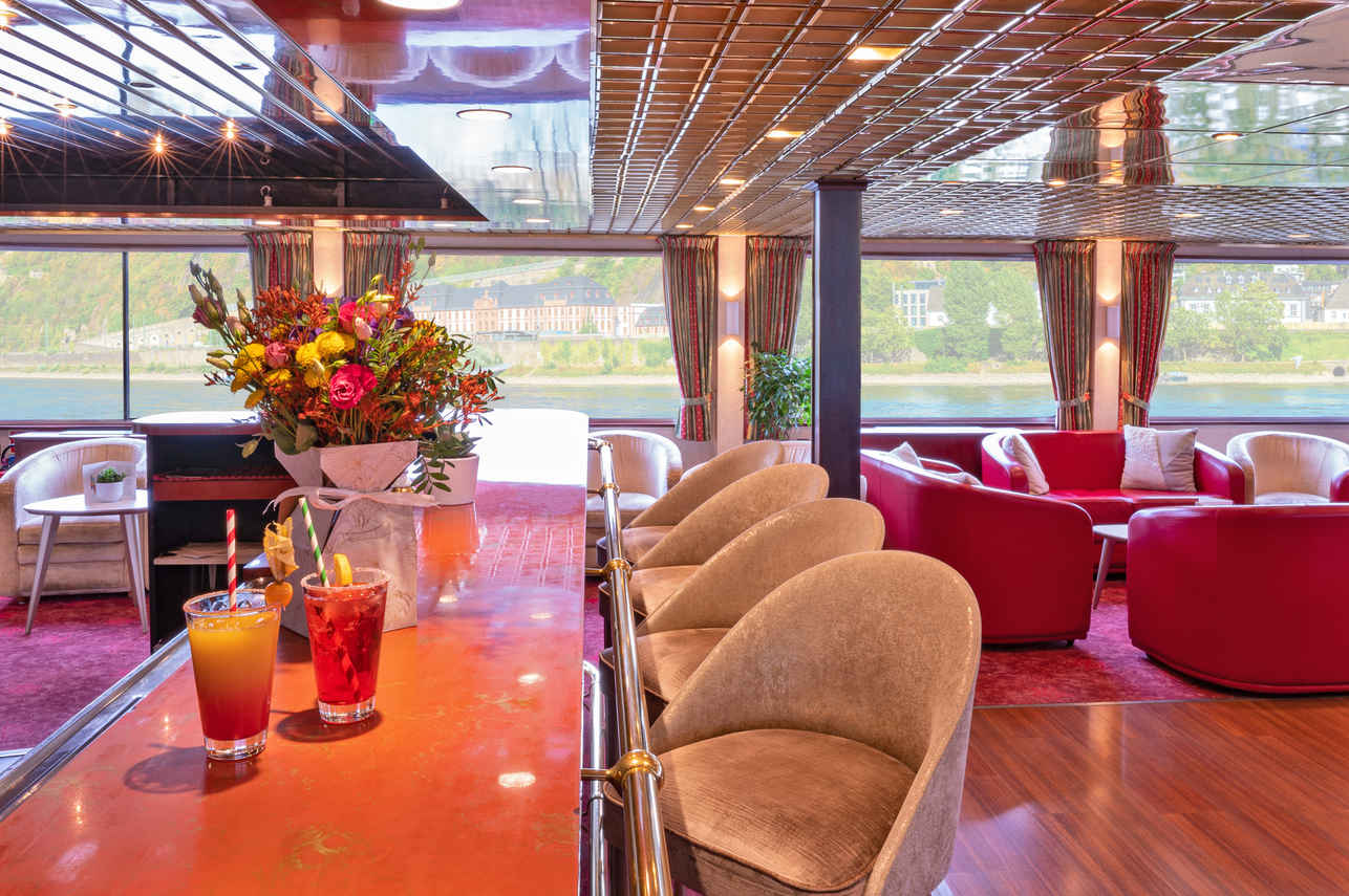 Bar and Lounge Area - MS Mona Lisa