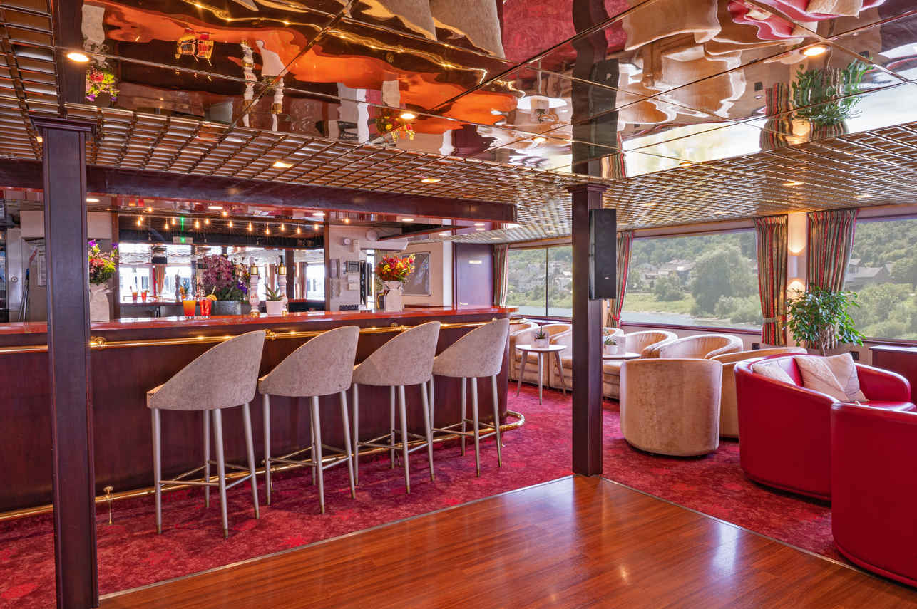 Bar and Lounge Area - MS Mona Lisa