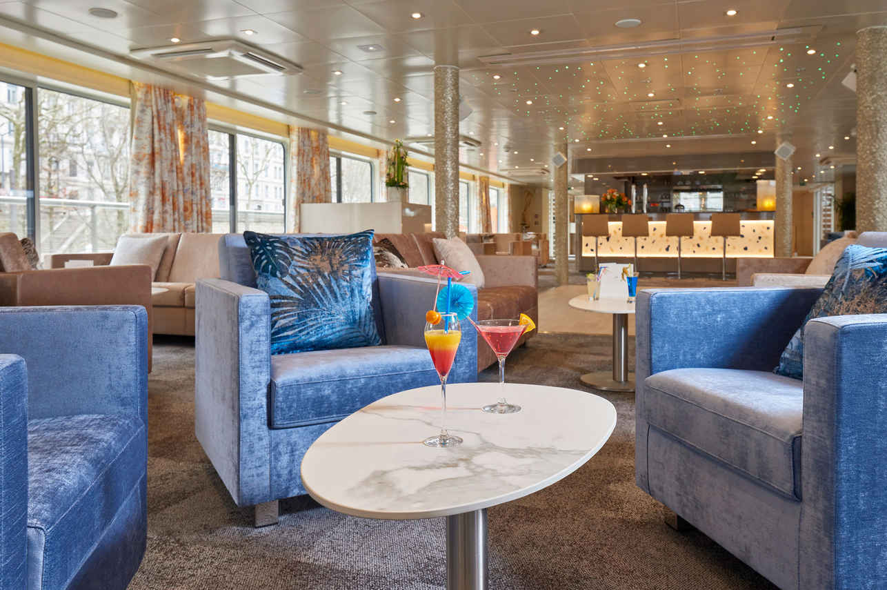 Bar and Lounge Area - MS Van Gogh