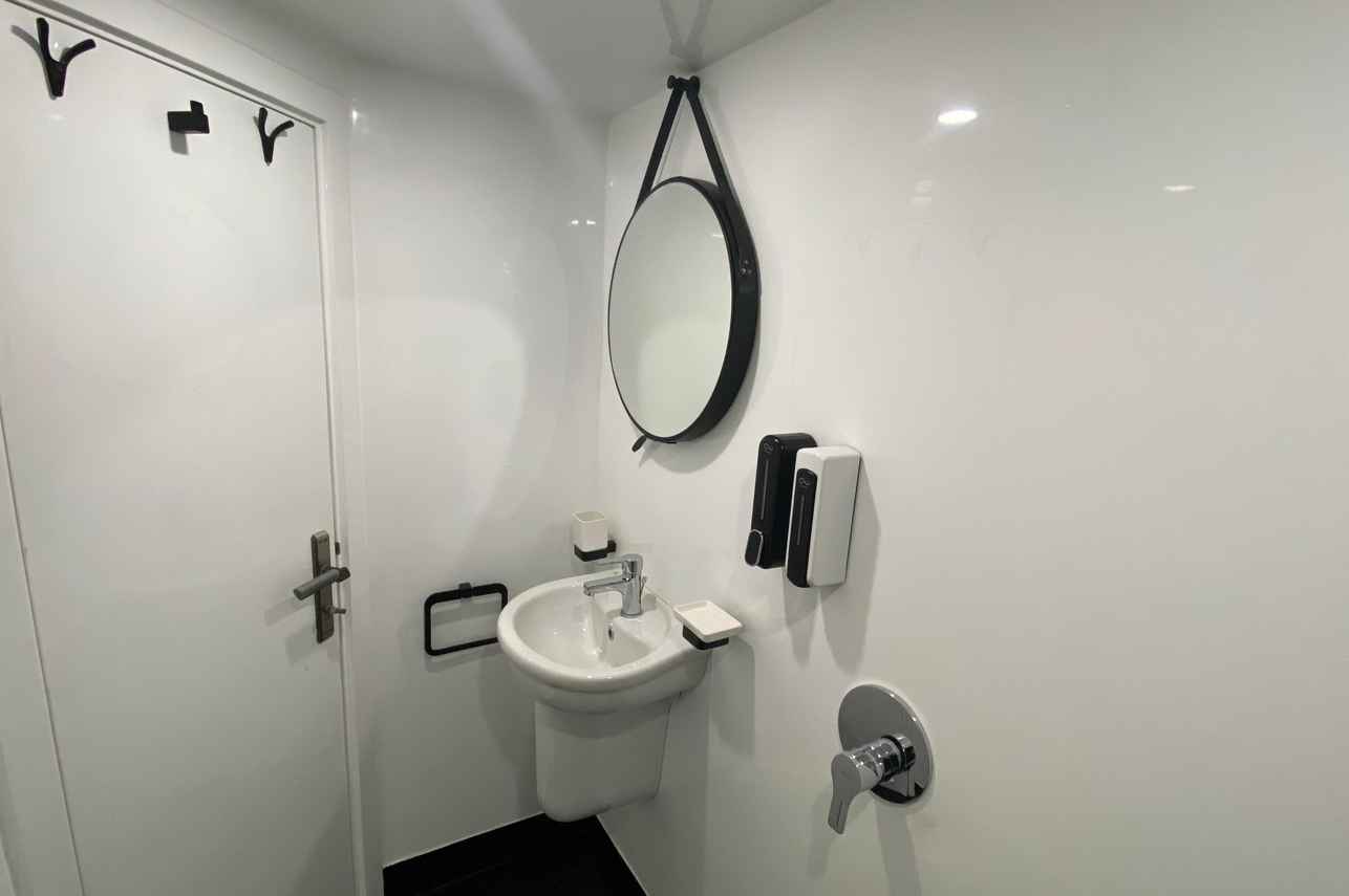 Double/Twin Cabins - Lower Deck En-Suite bathroom